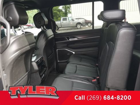 Used 2024 Jeep Wagoneer L Series II w/ Flexible Seating Group AWD/4WD image 39