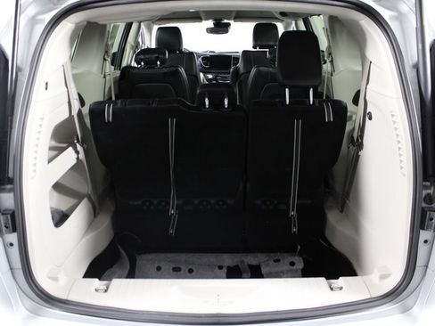 Used 2024 Chrysler Pacifica Touring-L image 15