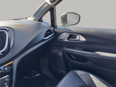 Used 2023 Chrysler Pacifica Touring-L w/ S Appearance Package image 13