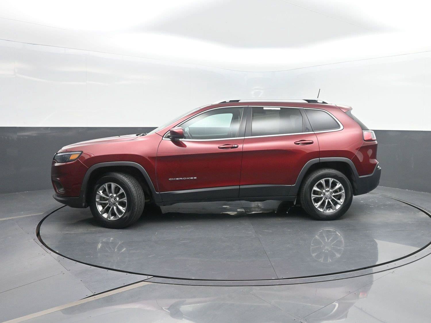 Used 2019 Jeep Cherokee Latitude Plus w/ Comfort/Convenience Group AWD/4WD image 1