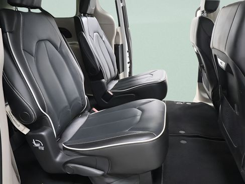 Used 2023 Chrysler Pacifica Limited AWD/4WD image 27