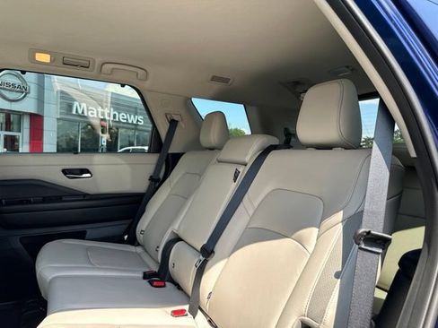 Used 2024 Nissan Pathfinder SL AWD/4WD image 22