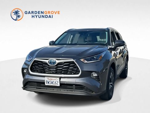 Used 2021 Toyota Highlander XLE FWD image 1