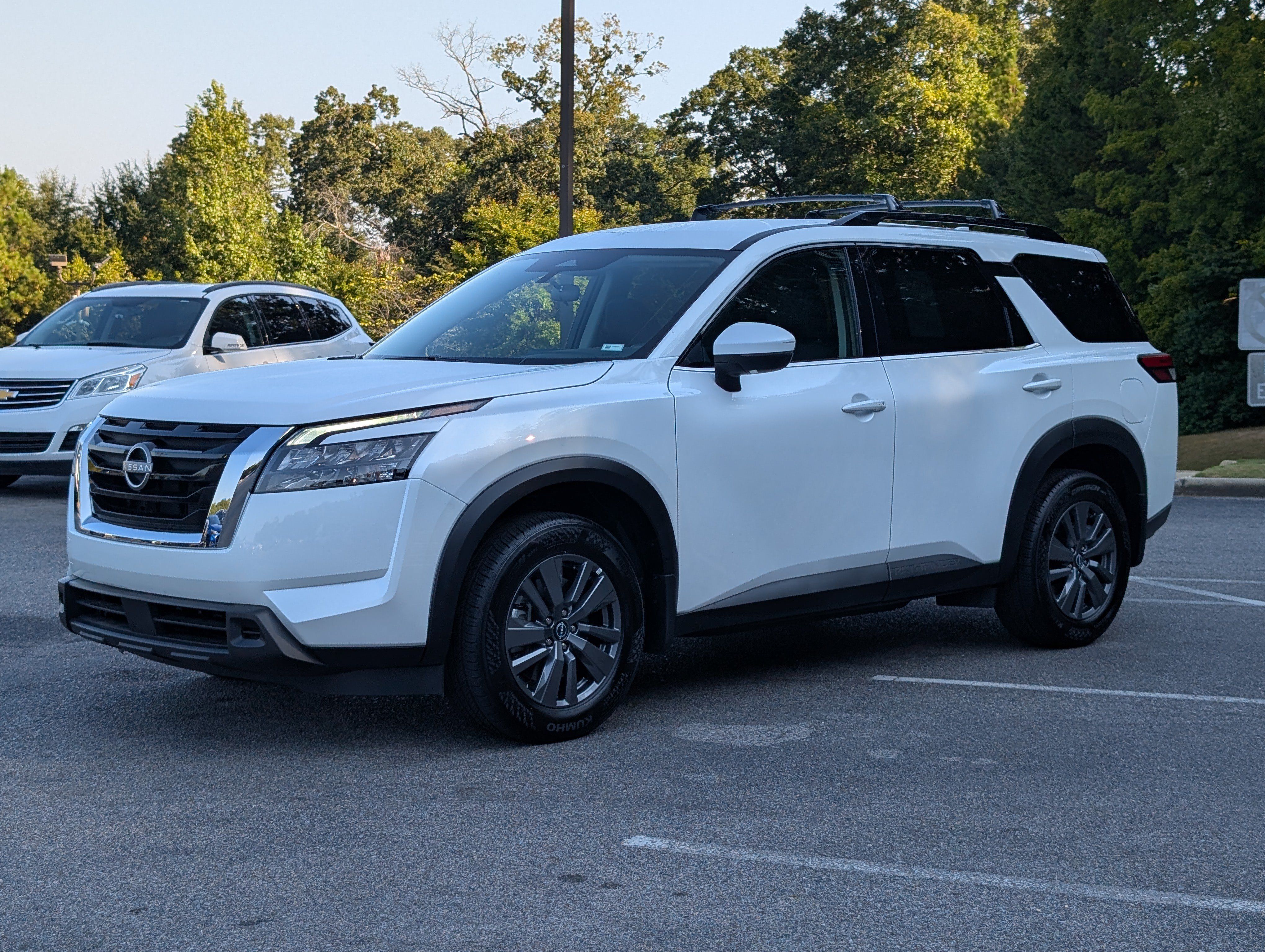 Used 2025 Nissan Pathfinder SV FWD image 5