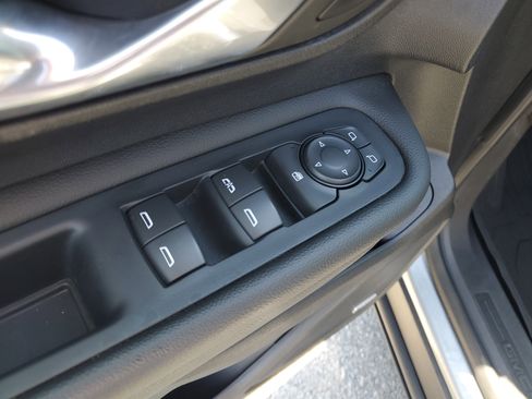 Used 2023 GMC Terrain SLT w/ Infotainment Package II image 16