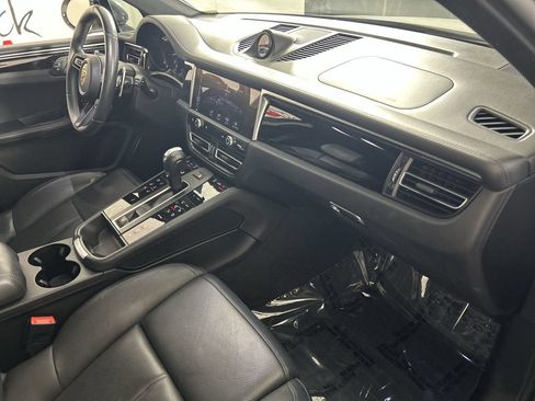 Used 2023 Porsche Macan Turbo AWD/4WD image 28