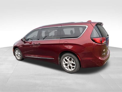 Used 2020 Chrysler Pacifica Touring-L FWD image 2