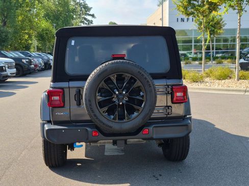 Used 2024 Jeep Wrangler Unlimited Sahara w/ Technology Group AWD/4WD image 4