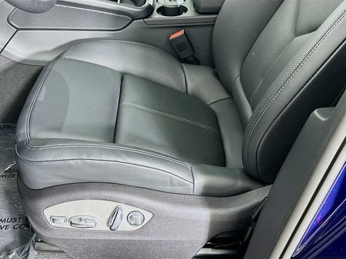 Certified 2025 Porsche Macan AWD/4WD image 22