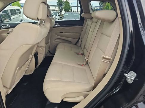 Used 2019 Jeep Grand Cherokee Laredo AWD/4WD image 18