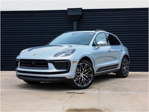 Certified 2025 Porsche Macan image 1