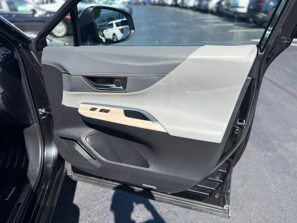 Certified 2023 Toyota Venza XLE AWD/4WD image 21