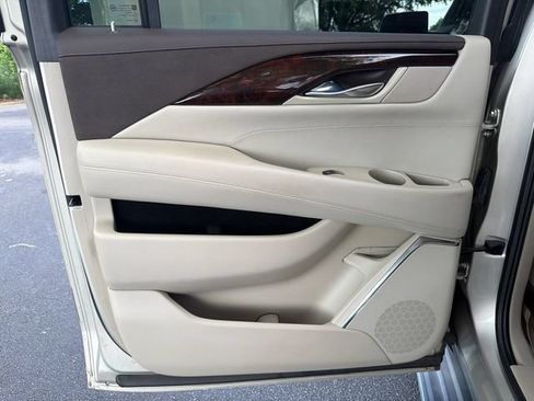 Used 2015 Cadillac Escalade ESV Luxury RWD image 22