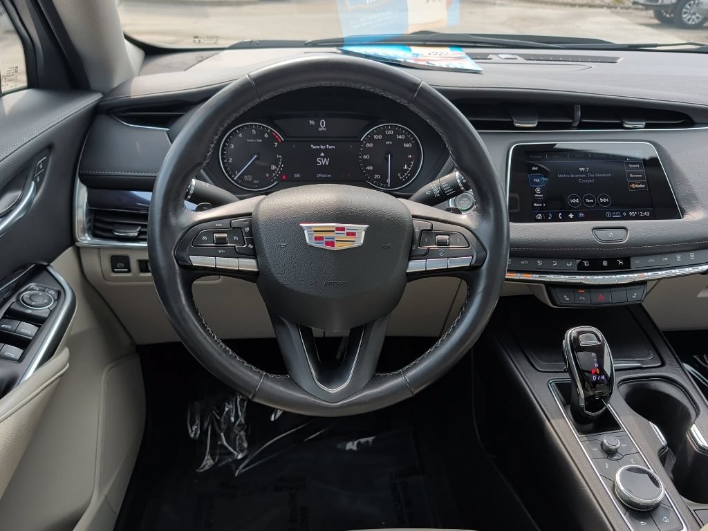 Used 2023 Cadillac XT4 Luxury w/ Cold Weather Package FWD image 18