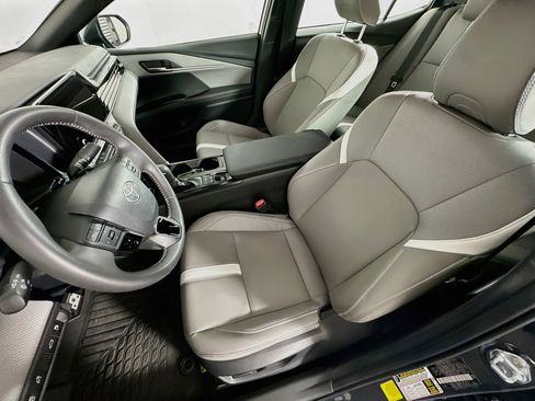 Used 2025 Toyota Camry SE FWD image 13