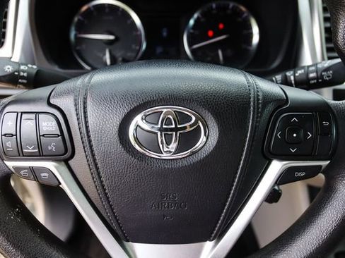 Used 2014 Toyota Highlander LE AWD/4WD image 22