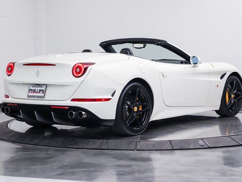 Used 2017 Ferrari California T RWD image 13