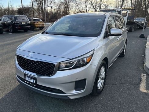 Used 2017 Kia Sedona LX w/ LX Essentials Premium Package image 4