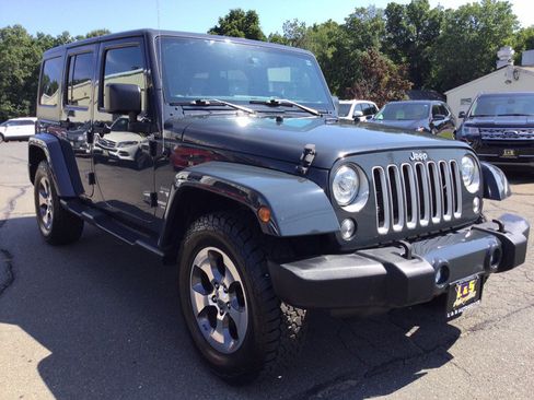 Used 2017 Jeep Wrangler Unlimited Sahara w/ Connectivity Group AWD/4WD image 6