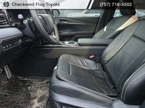 Used 2025 Toyota Camry SE w/ Convenience Package image 8