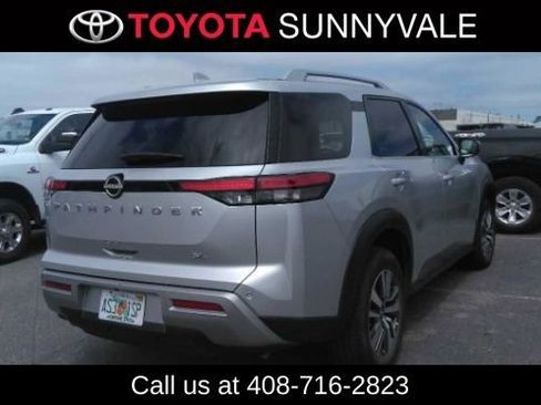 Used 2025 Nissan Pathfinder SL FWD image 2