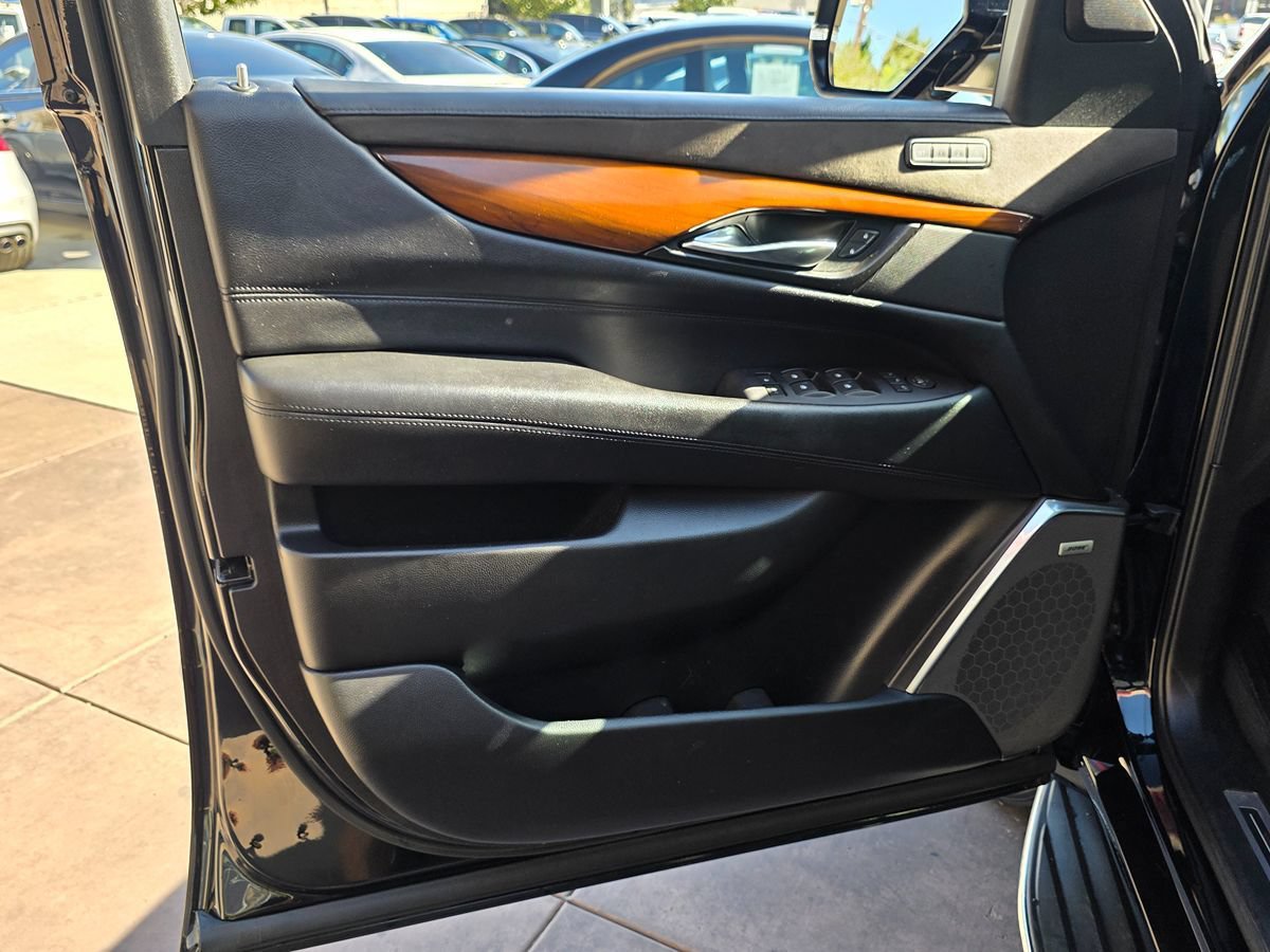 Used 2018 Cadillac Escalade Luxury RWD image 31