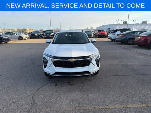 Used 2024 Chevrolet Trax LT w/ Sunroof Package FWD image 3