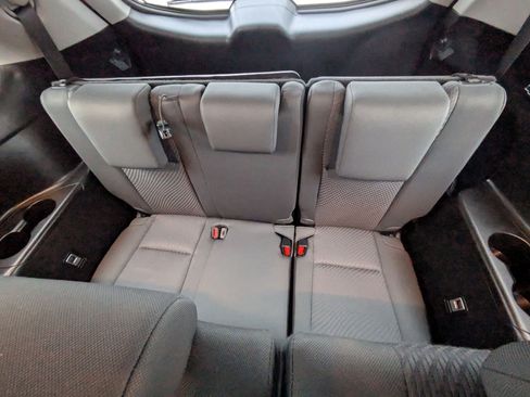 Used 2019 Toyota Highlander LE image 17