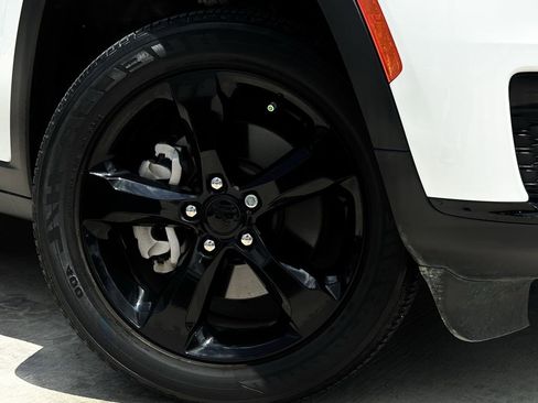 Used 2023 Jeep Grand Cherokee L Laredo RWD image 9