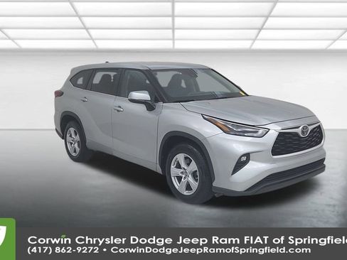 Used 2024 Toyota Highlander LE image 3