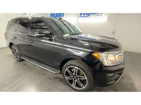 Used 2021 Ford Expedition XLT image 2