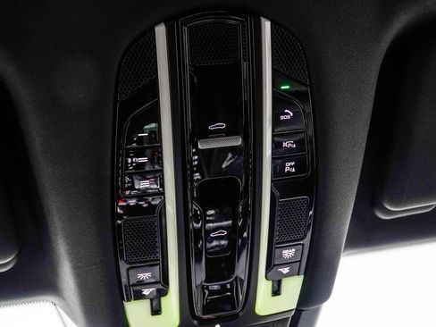 Used 2023 Porsche Cayenne Platinum Edition image 32