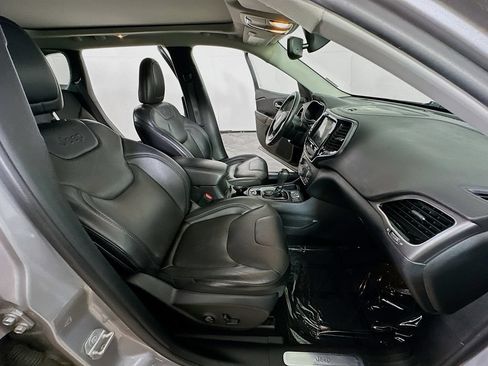 Used 2019 Jeep Cherokee Limited FWD image 12