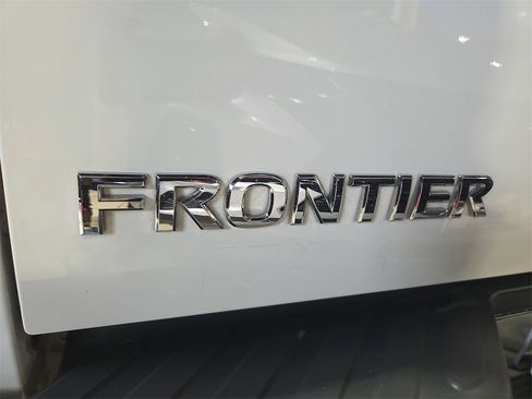 Used 2019 Nissan Frontier SV image 5