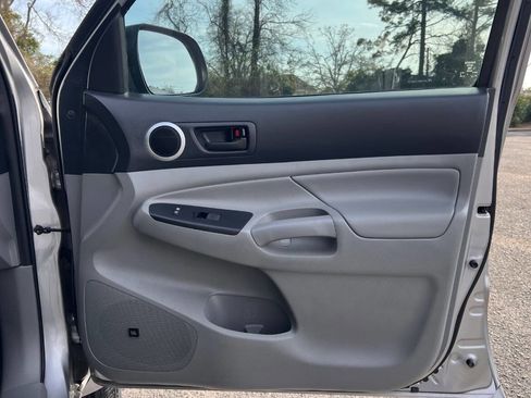 Used 2015 Toyota Tacoma PreRunner w/ Limited Package image 16