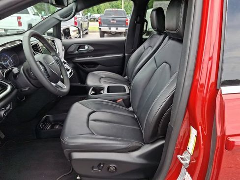 Used 2025 Chrysler Pacifica Select FWD image 14