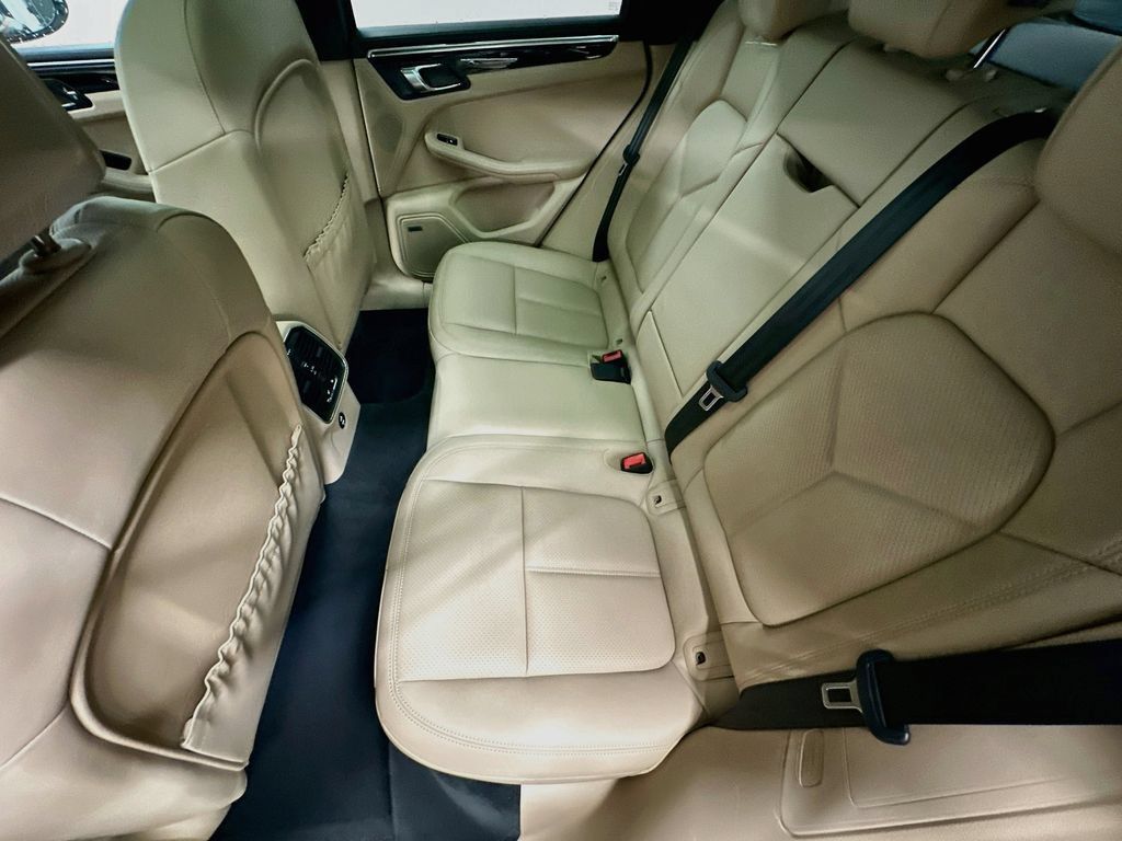 Certified 2025 Porsche Macan AWD/4WD image 25