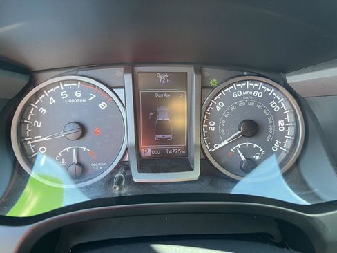 Used 2017 Toyota Tacoma TRD Sport image 43