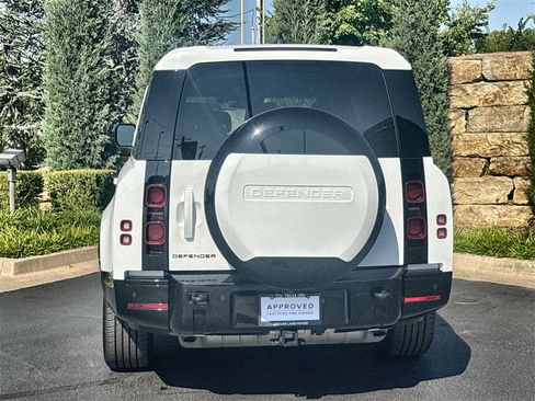 Used 2024 Land Rover Defender 130 X-Dynamic SE image 4
