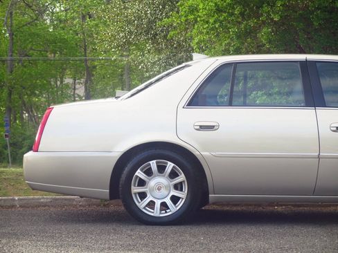 Used 2009 Cadillac DTS w/ Trunk Convenience Package FWD image 19