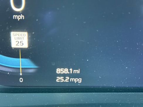 Used 2023 Volvo XC40 B5 Core image 17