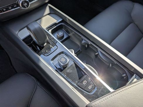 Used 2025 Volvo XC60 B5 Plus image 24