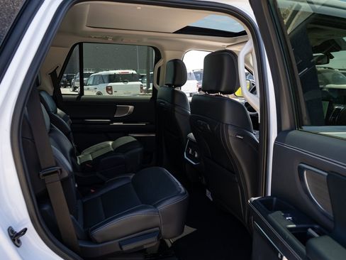 Used 2025 Ford Expedition Platinum AWD/4WD image 22