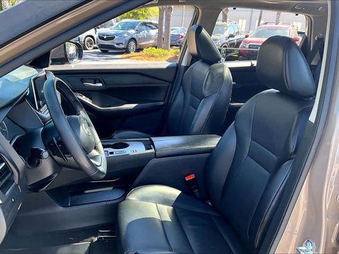 Used 2024 Nissan Rogue SV w/ SV Premium Package image 8