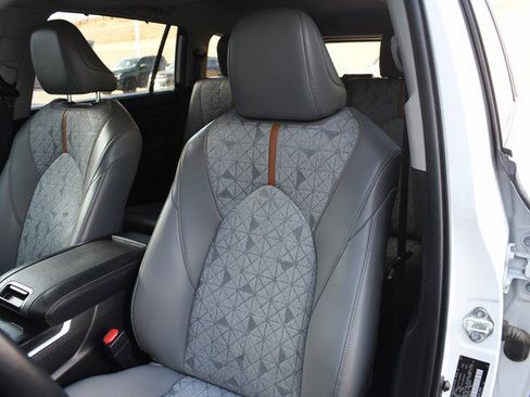 Certified 2023 Toyota Highlander Bronze Edition image 17