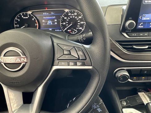 Used 2025 Nissan Altima 2.5 SV FWD image 19