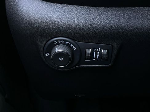 Used 2025 Jeep Compass Trailhawk image 21