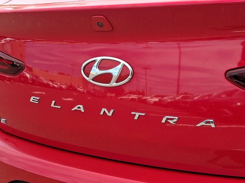 Used 2020 Hyundai Elantra SE w/ Winter Weather Package FWD image 28