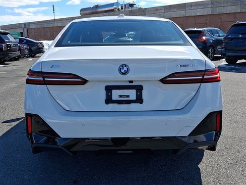 Certified 2025 BMW i5 xDrive40 w/ M Sport Package AWD/4WD image 5