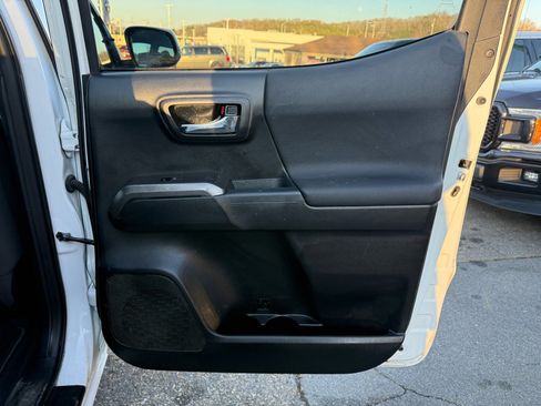 Used 2017 Toyota Tacoma SR5 image 25